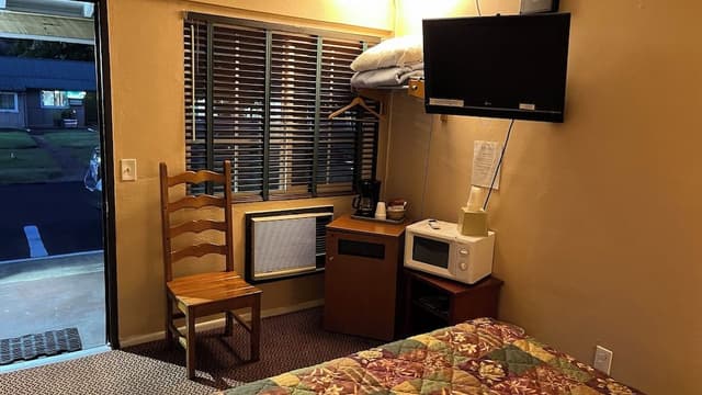 Standard Room, 1 Queen Bed