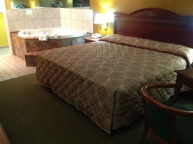 Suite, 1 King Bed, Jetted Tub