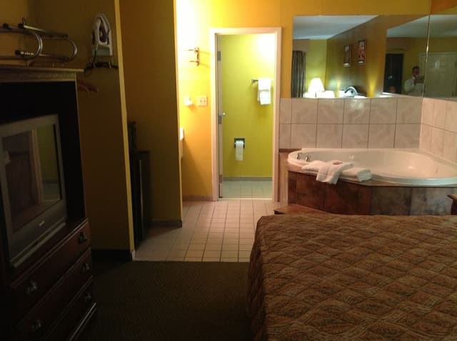 Suite, 1 King Bed, Jetted Tub