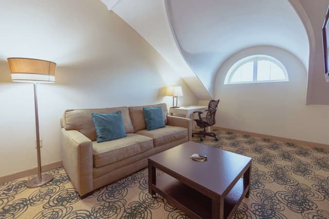 1 KING BED JUNIOR SUITE