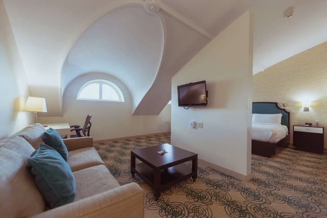 1 KING BED JUNIOR SUITE