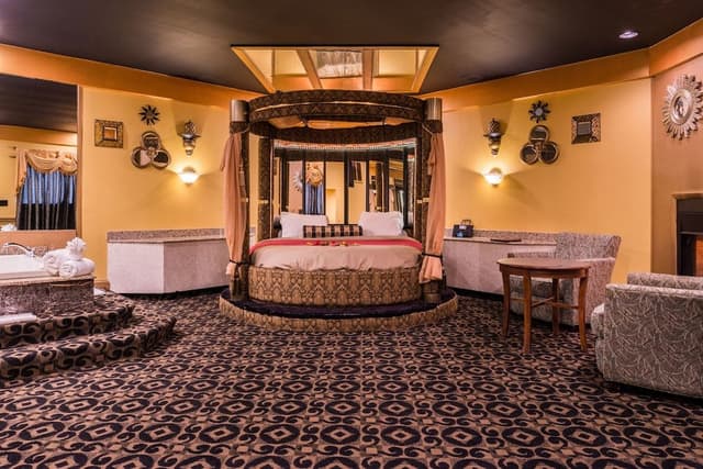 Black & Gold Theme Suite with Round Bed, Jetted tub & Fireplace