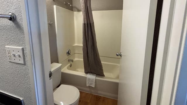 Standard Room, 1 Queen Bed, Accessible, Non Smoking
