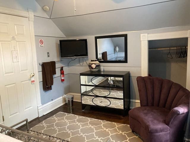 Double Room, Shared Bathroom (Art Deco)