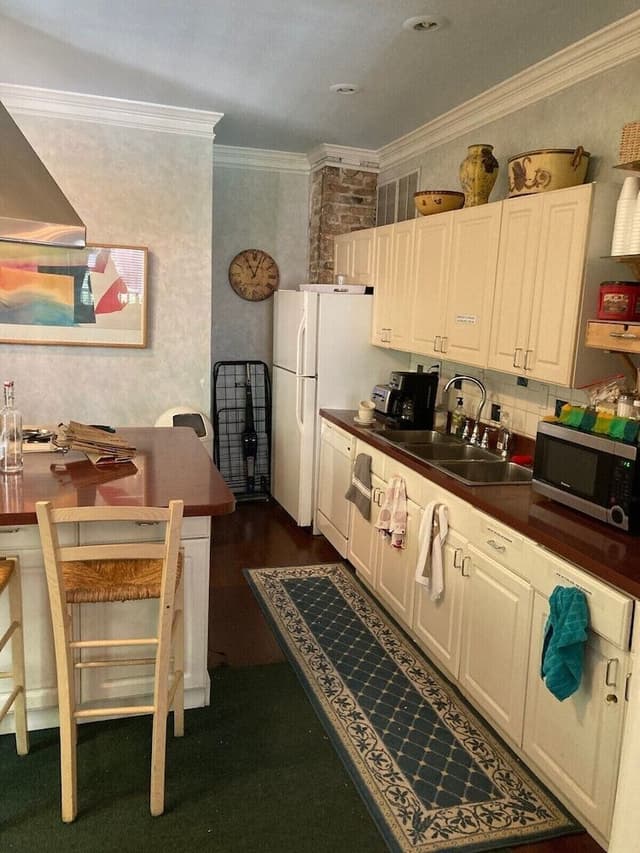 City Triple Room, Shared Bathroom (Wonderer's Suite)