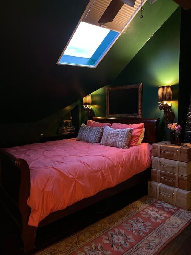 City Triple Room, Shared Bathroom (Wonderer's Suite)