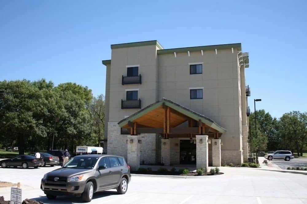 PARKWOOD INN AND SUITES PARKWOOD INN AND SUITES
