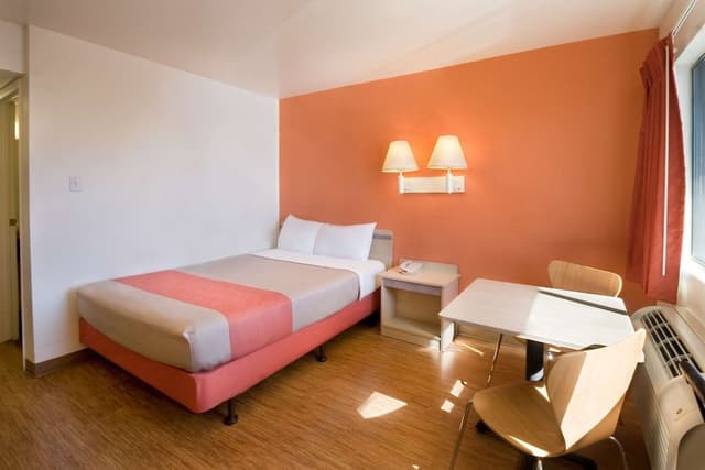Deluxe Room, 1 Queen Bed, Non Smoking, Refrigerator & Microwave