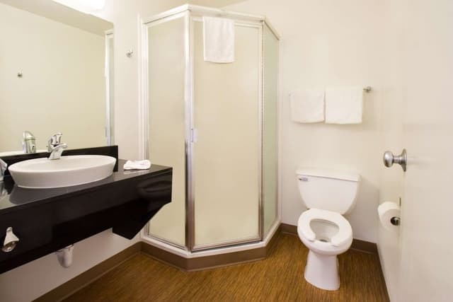 Deluxe Room, 1 Queen Bed, Non Smoking, Refrigerator & Microwave