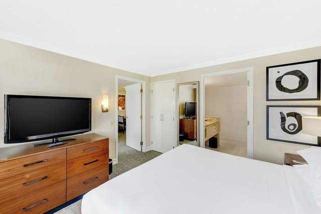 2 ROOM SUITE - 1 KING BED AND SOFABED