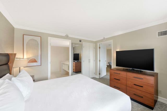 2 ROOM SUITE - 1 KING BED AND SOFABED