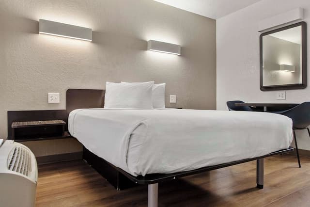 Deluxe Room, 1 Queen Bed, Non Smoking, Refrigerator & Microwave