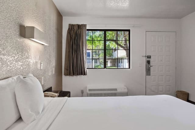 Deluxe Room, 1 Queen Bed, Non Smoking, Refrigerator & Microwave