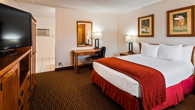 Standard Room, 1 Queen Bed, Non Smoking, Refrigerator & Microwave