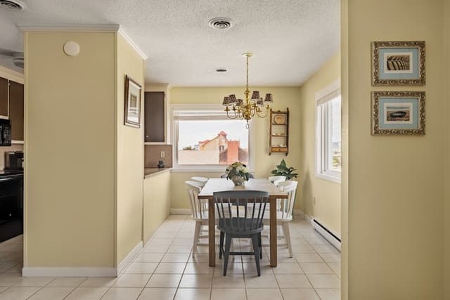 COURTYARD 2BR Apartment, 2 queen,1 king, Full Kitchen, Across the street from Beach