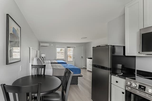 OCEAN FRONT with 2 Queen Beds, Full Kitchen, Ground Level