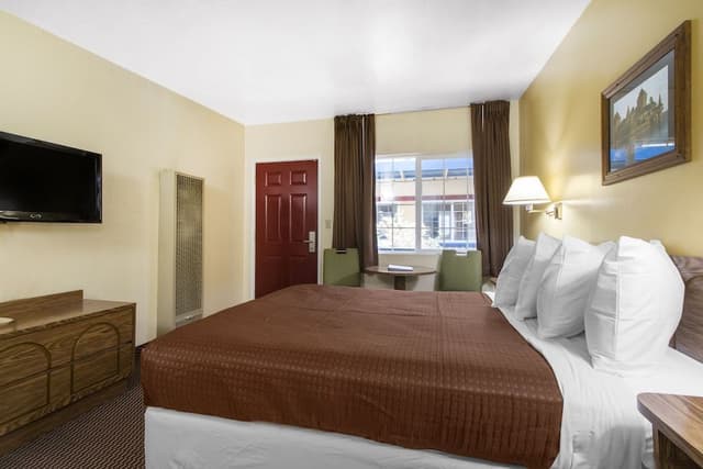 Standard Room, 1 Queen Bed