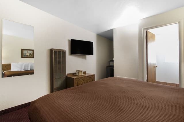 King Bed with Spa Bathtub