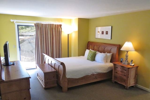 Room (3-Bedroom 3-Bath Endicott Villa)