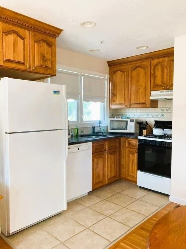 Premium Suite, 1 Queen Bed with Sofa bed, Private Bathroom, Partial Ocean View (1 Bdrm. Suite)
