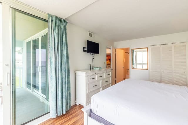 Premium Condo, 2 Bedrooms, Balcony, Bay View