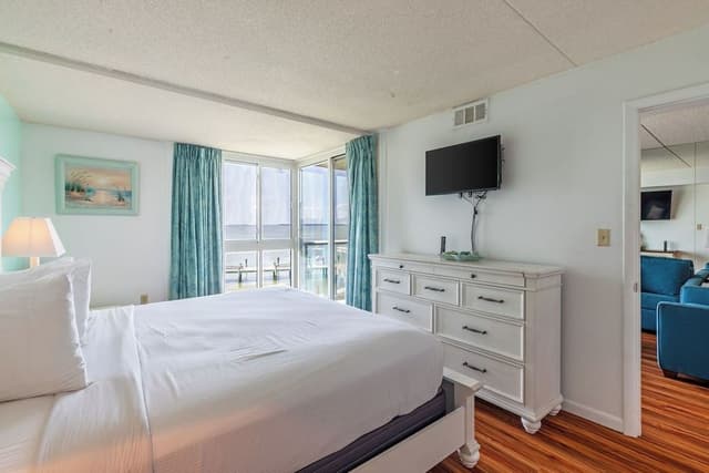 Premium Condo, 2 Bedrooms, Balcony, Bay View