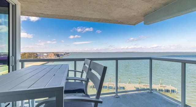 Premium Condo, 2 Bedrooms, Balcony, Bay View