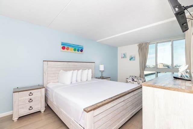 Premium Condo, 2 Bedrooms, Balcony, Bay View