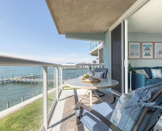 Premium Condo, 2 Bedrooms, Balcony, Bay View