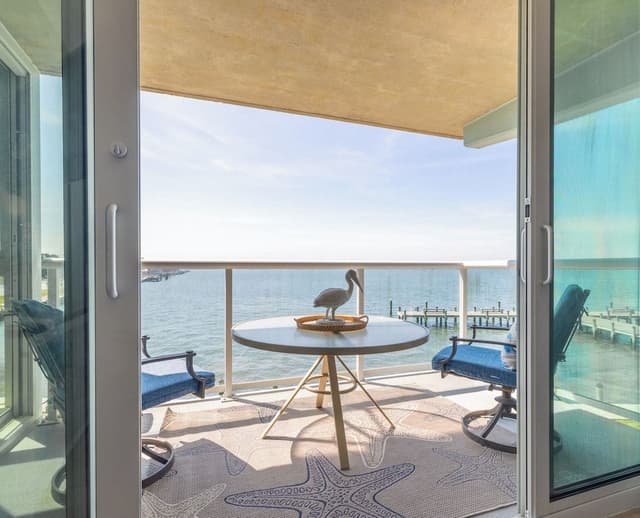 Premium Condo, 2 Bedrooms, Balcony, Bay View