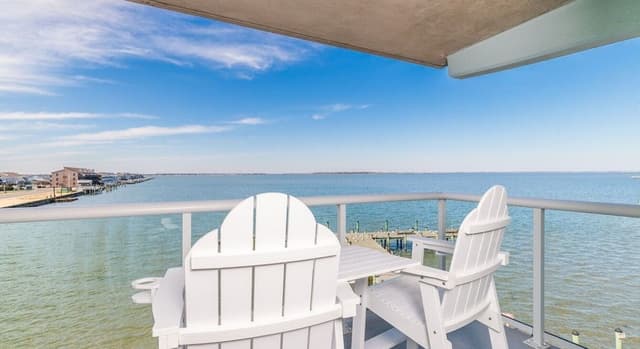 Premium Condo, 2 Bedrooms, Balcony, Bay View