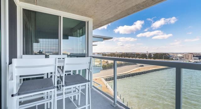 Premium Condo, 2 Bedrooms, Balcony, Bay View