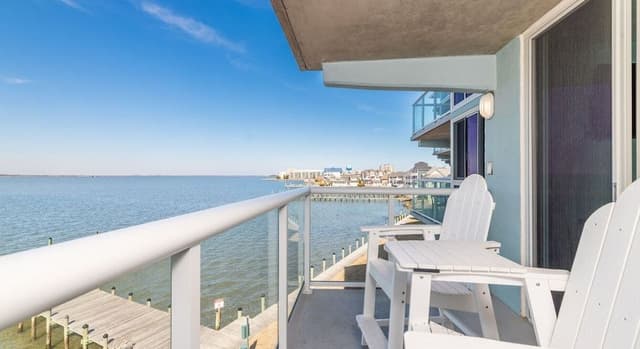 Premium Condo, 2 Bedrooms, Balcony, Bay View