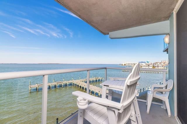 Premium Condo, 2 Bedrooms, Balcony, Bay View