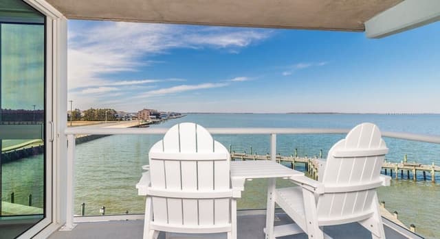 Premium Condo, 2 Bedrooms, Balcony, Bay View