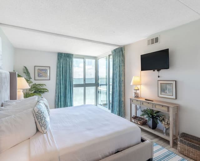 Premium Condo, 2 Bedrooms, Balcony, Bay View