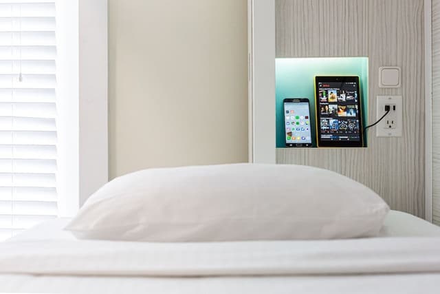NYAH Private Balcony Room 6 Single Beds