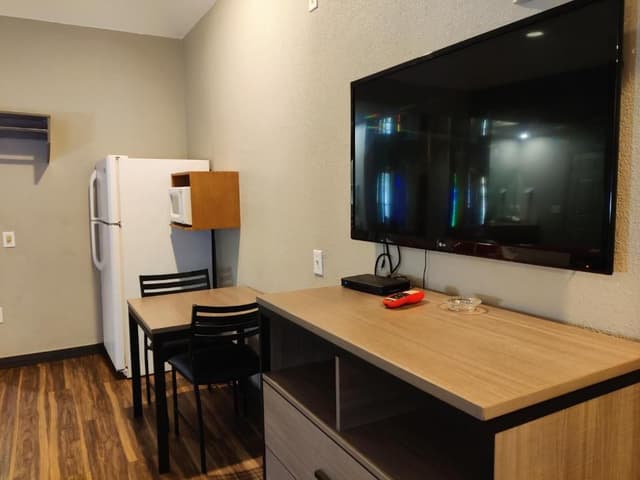 1 Suite King Bed Smoking Jacuzzi Tub