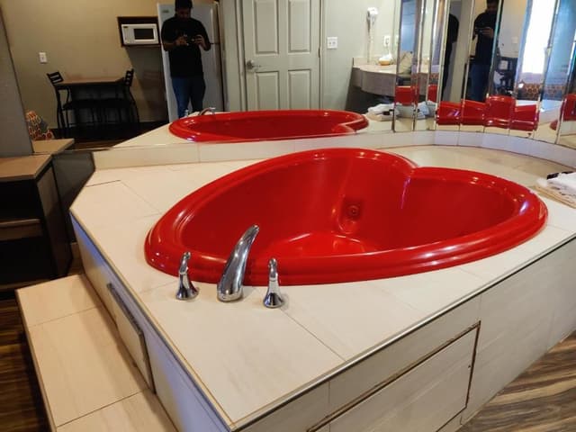1 Suite King Bed Smoking Jacuzzi Tub