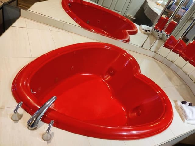 1 Suite King Bed Smoking Jacuzzi Tub