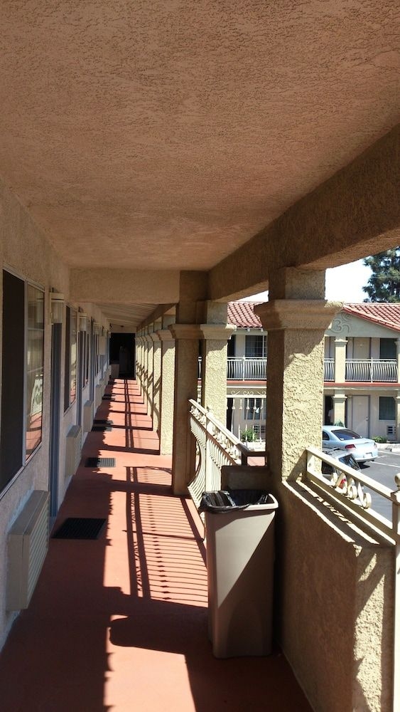 Santa Ana Travel Inn3