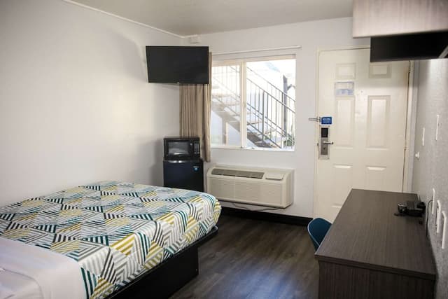 Deluxe Room, 1 Queen Bed, Accessible, Non Smoking