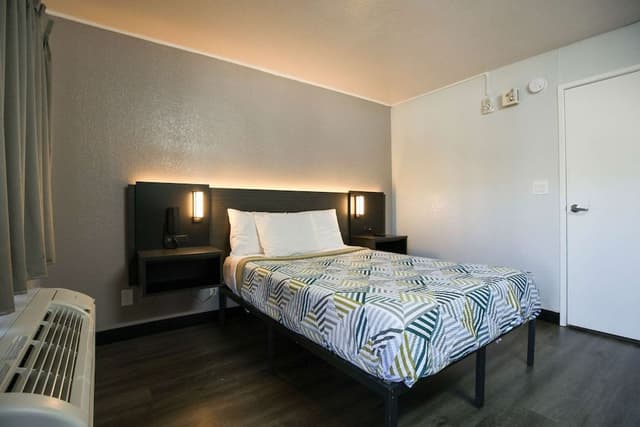 Deluxe Room, 1 Queen Bed, Accessible, Non Smoking