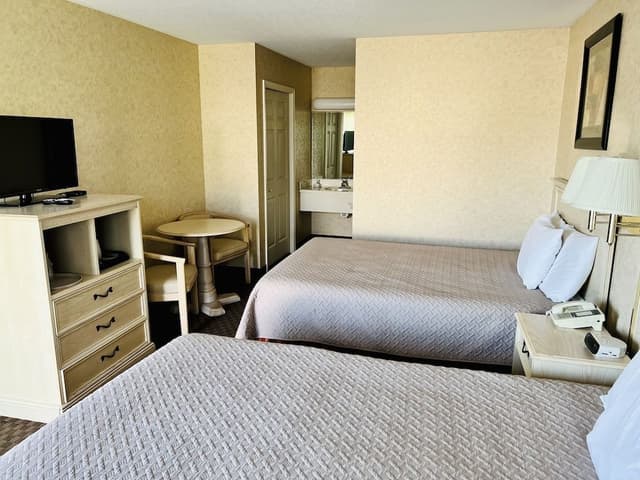 Standard Room, 2 Queen Beds, Courtyard Area