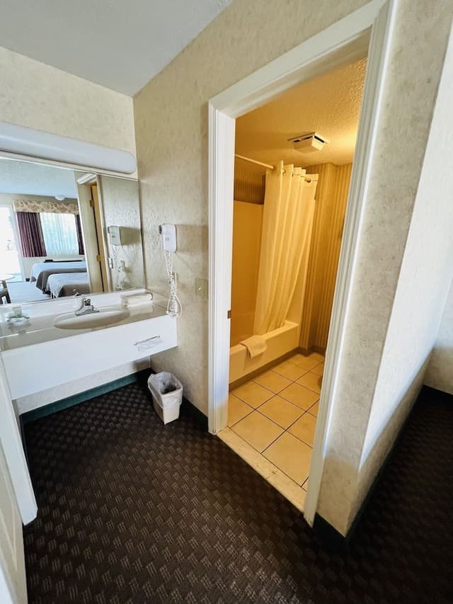 Standard Room, 2 Queen Beds, Courtyard Area
