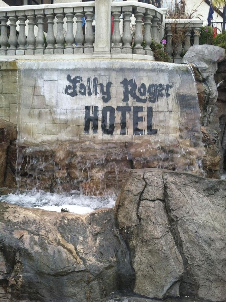 Jolly Roger Hotel3