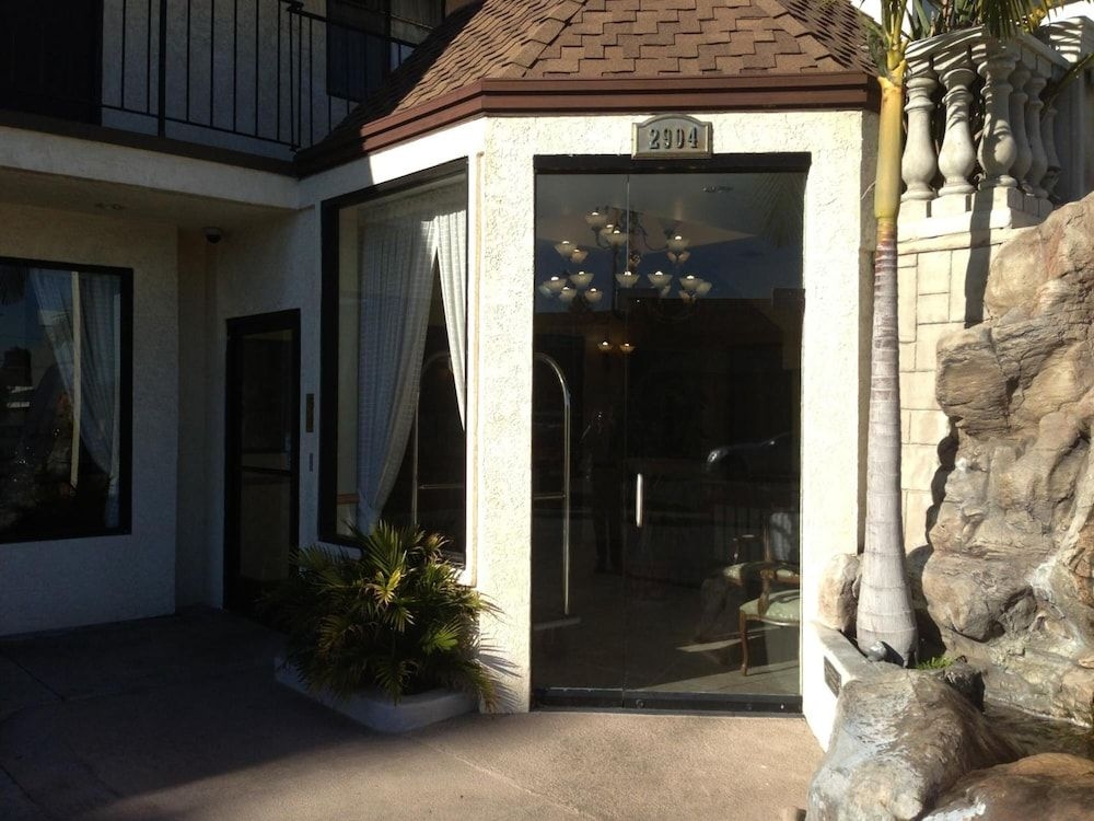 Jolly Roger Hotel2