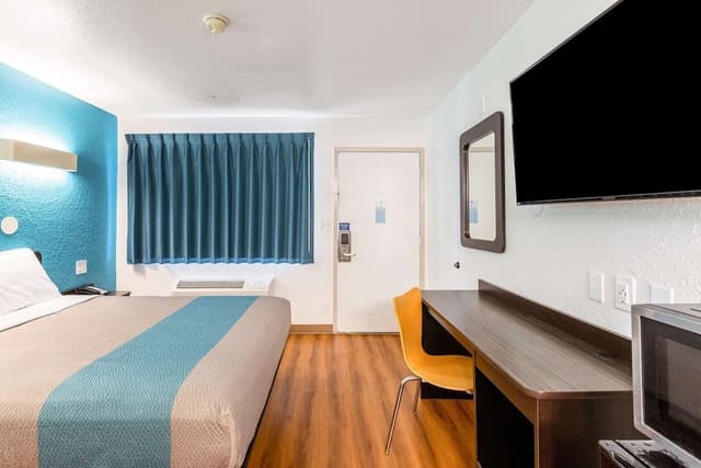 Deluxe Room, 1 Queen Bed, Non Smoking, Refrigerator & Microwave