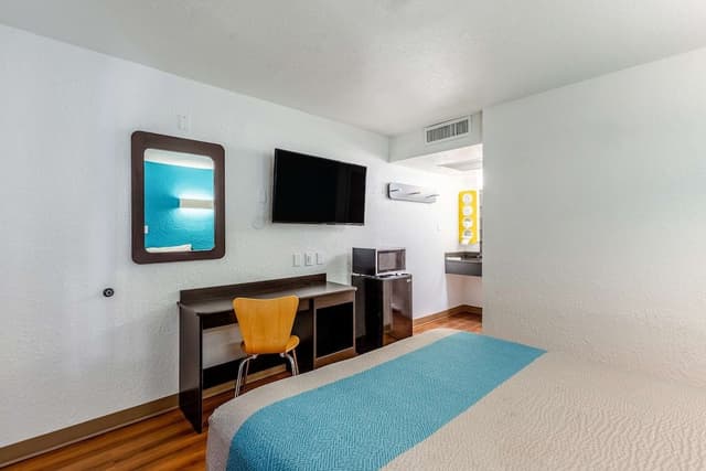 Standard Room, 1 Queen Bed, Accessible, Non Smoking