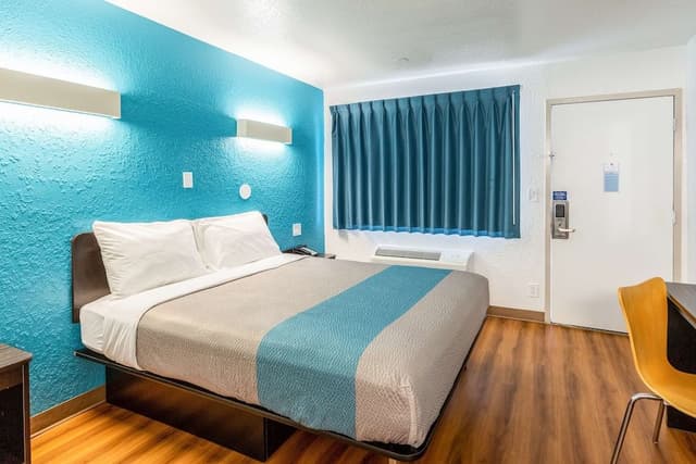 Standard Room, 1 Queen Bed, Accessible, Non Smoking